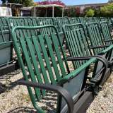 Al centro si trovano le 200 poltroncine in metallo verniciato di verde...